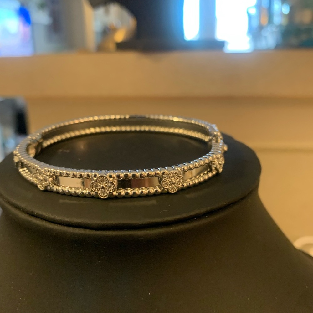 Very Good Quality Elegant Silver Bangle Bracelet Small Fitting
